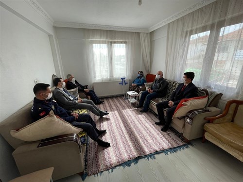 Kaymakam Buğra Karadağ Şehit Yaşar Yıldız'ın ailesini ziyaret etti